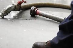 Τον έπιασαν με τα μπιτόνια στο χέρι