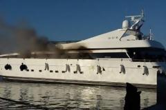 Κάηκε η 40μετρη θαλαμηγός του Σωκράτη Κόκκαλη