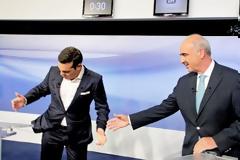 Το ατύχημα Τσίπρα στο debate που προκάλεσε γέλια!