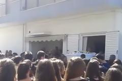 Η Εικόνα από τη κηδεία του 17χρονου που ραγίζει καρδιές - Λύγισαν συγγενείς και φίλοι... [photos]