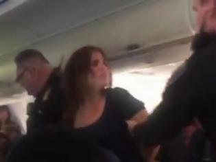 Φωτογραφία για Έχει ξεφύγει ο κόσμος - Γυναίκα επιβάτης φίλησε αεροσυνοδό εν ώρα πτήσης και μετά της έριξε γροθιά [video]