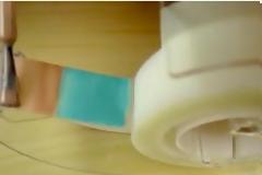 Ξετυλίγει το σελοτέιπ και το αλείφει με βερνίκι νυχιών! Το αποτέλεσμα; Πολύ εντυπωσιακό…