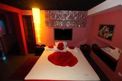 Ρε τον άνθρωπο τι έπαθε! Πήγε σε πονηρό οίκο και δε φαντάζεστε τι είδαν τα ματάκια του...