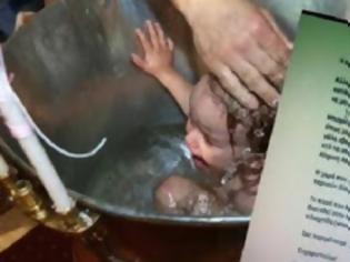 Φωτογραφία για Η πρόσκληση της βάπτισης τους έπεσε από τα χέρια! Δείτε τι δώρο ζήτησαν οι γονείς...