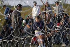 Στρατόπεδο συγκέντρωσης θυμίζουν τα σύνορα της Ουγγαρίας