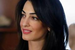 Μια αποστεωμένη Αμάλ - «Κολυμπάει» στα ρούχα της