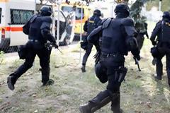 Δακρυγόνα και αντλίες νερού εναντίον μεταναστών στα ουγγροσερβικά σύνορα