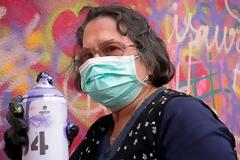 Τις αγαπάμε... Πέταξαν τα πλεκτά και έπιασαν... τα σπρέι - Γνωρίστε τις φοβερές γιαγιάδες που κάνουν γκράφιτι [photos]