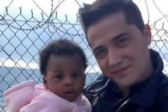 Ο Έλληνας αστυνομικός που δίνει μαθήματα ανθρωπιάς