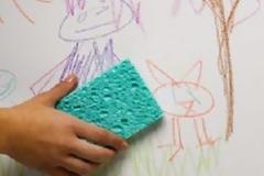 Ένα ισχυρό καθαριστικό για δύσκολες βρομιές στον τοίχο...