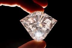 Έκρυψε το κλεμμένο διαμάντι στο στομάχι της... καταπίνοντας το!