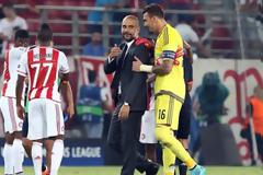 ΘΕΡΜΟ ΤΕΤ-Α-ΤΕΤ ΡΟΜΠΕΡΤΟ ΜΕ... ΓΚΟΥΑΡΝΤΙΟΛΑ! (ΡΗΟΤΟ)