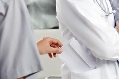 Άνοιξε τους ασκούς του Αιόλου ο νόμος Κατρούγκαλου - Πίσω στις θέσεις τους επίορκοι γιατροί