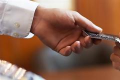 ΠΙΕΣΕΙΣ ΓΙΑ ΝΑ ΜΕΙΩΘΟΥΝ ΟΙ ΠΡΟΜΗΘΕΙΕΣ ΤΩΝ ΤΡΑΠΕΖΩΝ ΣΤΗ ΧΡΗΣΗ ΚΑΡΤΩΝ