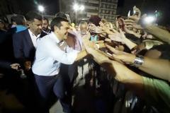 Η φωτογραφία του Τσίπρα από την Πάτρα που κάνει... θραύση στο διαδίκτυο [photos]