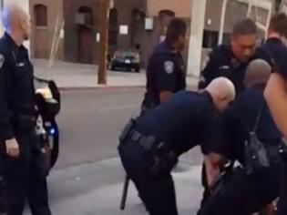 Φωτογραφία για Βίντεο ΣΟΚ: 9 αστυνομικοί εναντίον ενός 16χρονου επειδή αρνήθηκε να περαπατήσει στο πεζοδρόμιο [video]