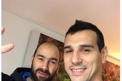 ΤΟ ΜΗΝΥΜΑ ΤΟΥ ΖΗΣΗ ΣΤΟΝ... ΣΥΜΠΑΙΚΤΗ ΚΑΙ ΚΟΥΜΠΑΡΟ ΤΟΥ! (ΡΗΟΤΟ)