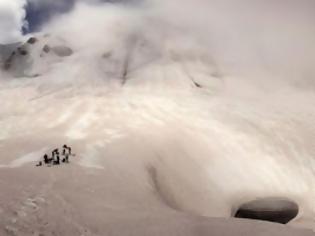 Φωτογραφία για Το ηφαίστειο που εξερράγη και γέννησε έναν... παγετώνα!
