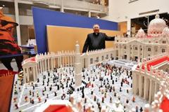 Ο Άγιος Πέτρος από legο προς τιμή του πάπα