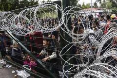 Σύνορα Ουγγαρίας - Σερβίας: Πολυβόλα, στρατός, αστυνομία απέναντι στους πρόσφυγες