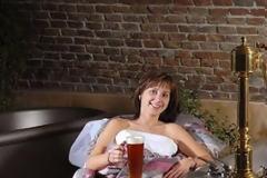 Μην το πιείτε... λουστείτε: Spa προσφέρει χαλάρωση μέσα σε μπύρα!