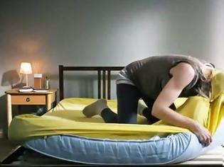 Φωτογραφία για Μια ξανθιά προσπαθεί απεγνωσμένα να στρώσει το κρεβάτι [video]