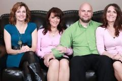 Είναι παντρεμένος με δίδυμες και την ξαδέρφη τους