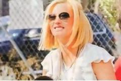 Η Ραχήλ Μακρή κάνει τσουλήθρα σε παιδική χαρά [photos]