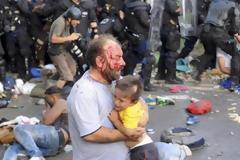 «Γιορτή» κτηνωδίας στα σύνορα Ουγγαρίας-Σερβίας – Εικόνες που κόβουν την ανάσα [photos]
