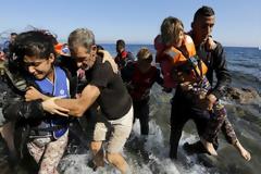 Απόβαση μεταναστών μέσα στο λιμάνι Μολυβου Λέσβου....με την συνοδεία ξένων οπερατέρ [video]