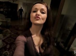 Φωτογραφία για ΤΡΟΜΟΣ: Mε αυτό το βίντεο δεν θα ξαναβγάλετε selfie - Ακόμα να συνέλθει αυτή η κοπέλα... [video]