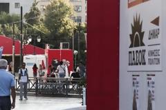 Πέφτει η «αυλαία» της προεκλογικής περιόδου