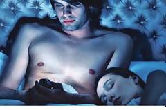 Οι νέοι χάνουν τον ύπνο τους για... ένα tweet και ένα like