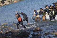 ΧΡ. ΖΩΗΣ: ΕΩΣ ΚΑΙ ΤΡΕΙΣ ΧΙΛΙΑΔΕΣ ΠΡΟΣΦΥΓΕΣ ΦΤΑΝΟΥΝ ΤΗΝ ΗΜΕΡΑ ΣΤΑ ΝΗΣΙΑ VD