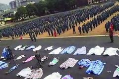 Φοιτήτριες Στρατιωτικής σχολής στην Κίνα εξαναγκάστηκαν να ξαπλώσουν στον ήλιο με παπλώματα