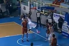 ΤΑ ΔΥΟ ΑΠΙΣΤΕΥΤΑ ΚΑΡΦΩΜΑΤΑ ΤΟΥ ΓΙΑΝΓΚ ΚΟΝΤΡΑ ΣΤΗ ΓΑΛΑΤΑ ΣΕ ΕΝΑ ΒΙΝΤΕΟ!