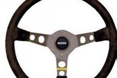 Αυτός είναι ο Λαρισαίος που οδηγά ανάποδα εδώ και 31 χρόνια [photo]