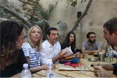 ΕΠΙΣΚΕΨΕΙΣ ΚΑΙ ΓΕΥΜΑΤΑ ΤΩΝ ΠΟΛΙΤΙΚΩΝ ΑΡΧΗΓΩΝ ΛΙΓΕΣ ΩΡΕΣ ΠΡΙΝ ΤΗΝ ΚΑΛΠΗ VD