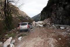 Δράμα: Αυτοκίνητο ''καρφώθηκε'' σε βράχο - Σκοτώθηκε ο 24χρονος οδηγός του