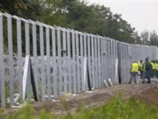 Φωτογραφία για Η Βουδαπέστη ολοκλήρωσε την κατασκευή νέου συρμάτινου φράχτη στα σύνορα με την Κροατία