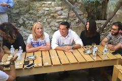 Με νέους στο Μοναστηράκι ο Αλέξης Τσίπρας. Ζήτησε προγνωστικά από τους δημοσιογράφους