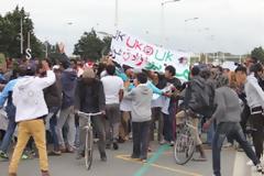 Πορεία από χιλιάδες μετανάστες στη Γαλλία που ζητούν να ανοίξουν τα σύνορα