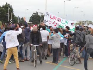 Φωτογραφία για Πορεία από χιλιάδες μετανάστες στη Γαλλία που ζητούν να ανοίξουν τα σύνορα
