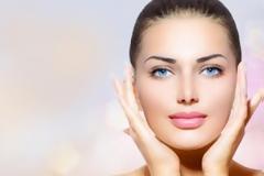 Γάλα: Τρεις απλές χρήσεις που θα κάνουν το δέρμα σας να λάμπει