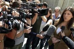 Το καψόνι της Ζωής στους δημοσιογράφους και η δήλωση στα αγγλικά [video]