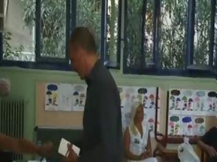 Φωτογραφία για Επεισόδιο στο Φάληρο: Την έπεσαν στον Βαρουφάκη μόλις ψήφισε [video]