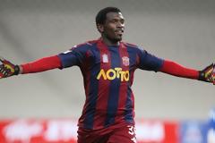 ΕΠΙΣΤΡΕΦΕΙ ΑΠΟ ΤΟΝ ΤΡΑΥΜΑΤΙΣΜΟ ΚΑΙ ΘΕΤΕΙ ΕΑΥΤΟΝ ΣΤΗ ΔΙΑΘΕΣΗ ΤΟΥ... ΣΙΛΒΑ!