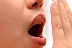 Η αναπνοή της μύριζε τόσο πολύ, που αποφάσισε να πάει στο γιατρό... [video]