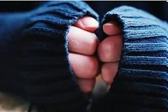 Κρύα χέρια: Ποιες είναι οι αιτίες και πότε πρέπει να πάτε στο γιατρό