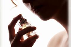 Πώς να κάνετε το άρωμά σας να διαρκέσει περισσότερο...